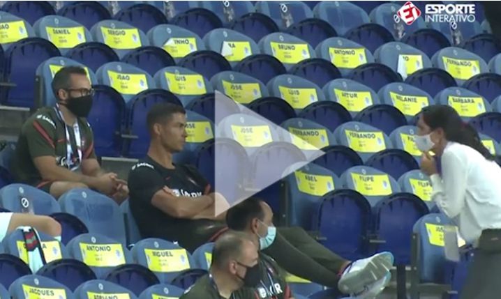 Ronaldo dostał reprymendę i musiał założyć maskę [VIDEO]